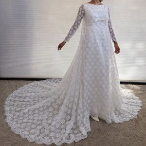 Early 1960s ILGWU Union Made Bridal Gown – Ivory Floral Lace Overlay w Satin Bow